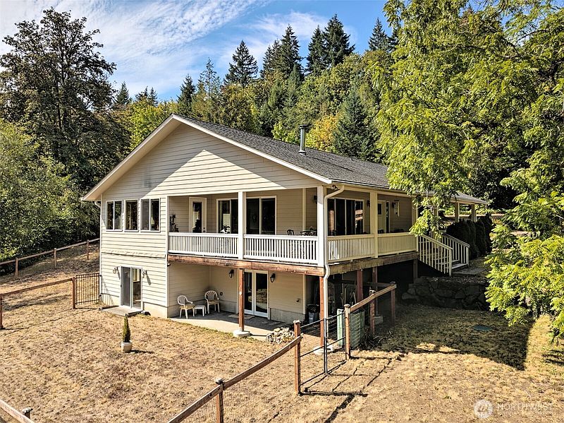 4th image of 1010 SE Binns Swiger Loop Road