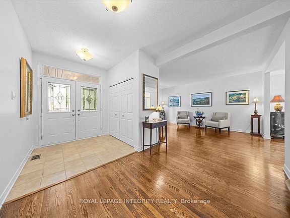 4th image of 40 Bon Echo Cres