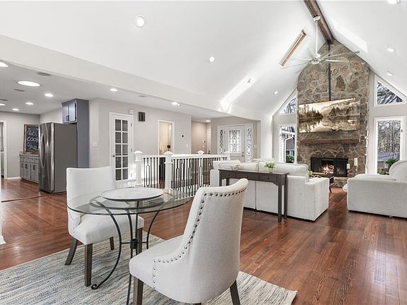 5th image of 413 Sassafras Rd