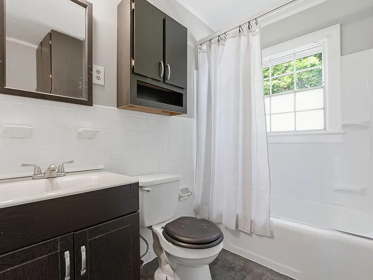 211 N Saint Marks Ave — Photo 15