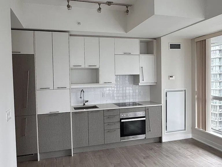 199 Richmond St W #1806 — Photo 12