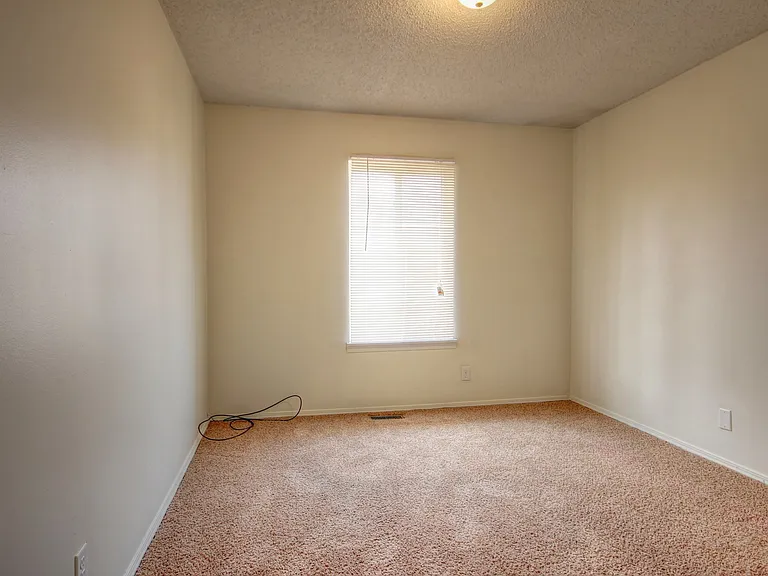 1902 Karen Ct — Photo 18