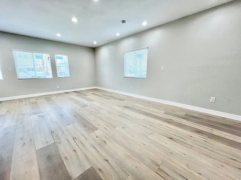 1001 E Broadway — Photo 5