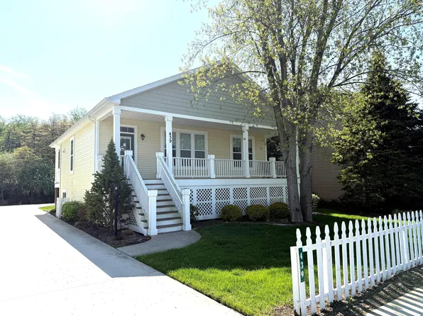 439 Summer Grove Dr, Douglas, MI 49406
