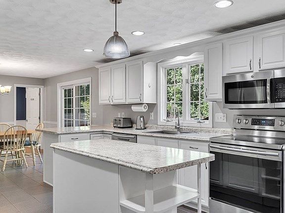5th image of 4 Robinwood Cir