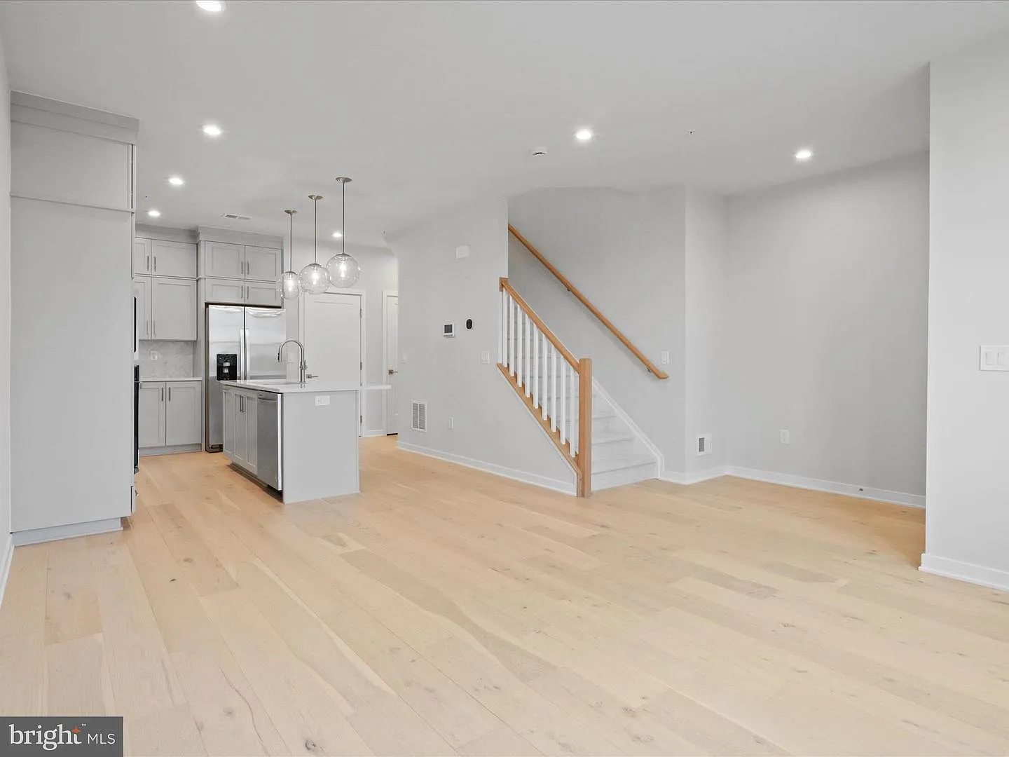 3 bed, 2.5 bath, 1528 sqft, $3,300 — Photo 3