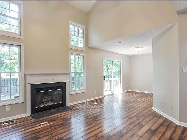 207 Mint Hill Dr — Photo 3
