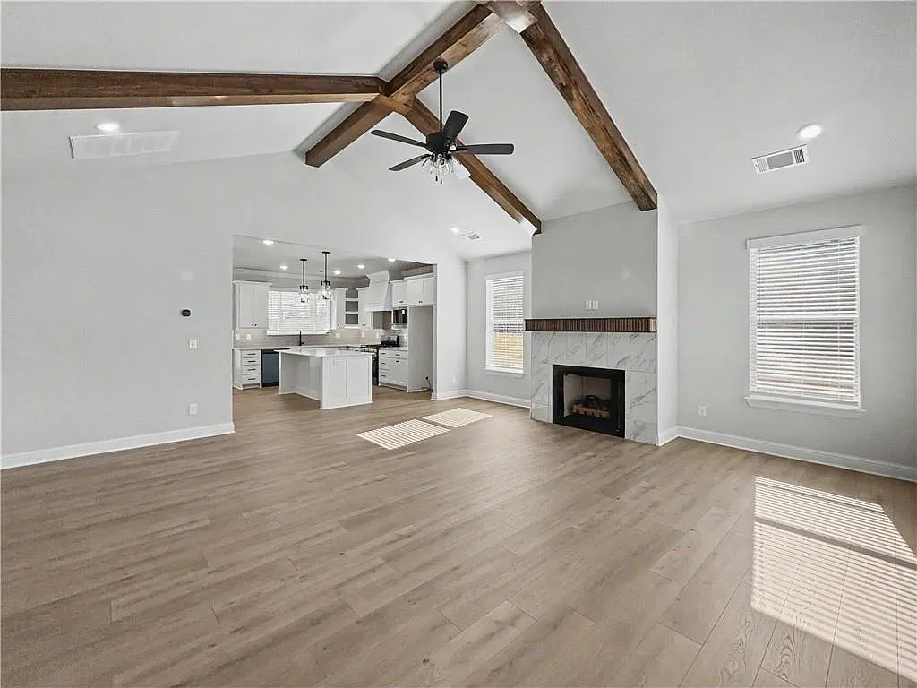 4 bed, 2.5 bath, 2400 sqft, $2,400 — Photo 2
