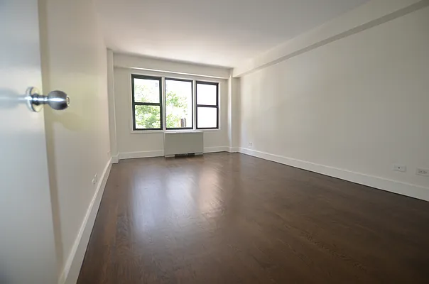 Rented by Manhattan Realty Group | media 11