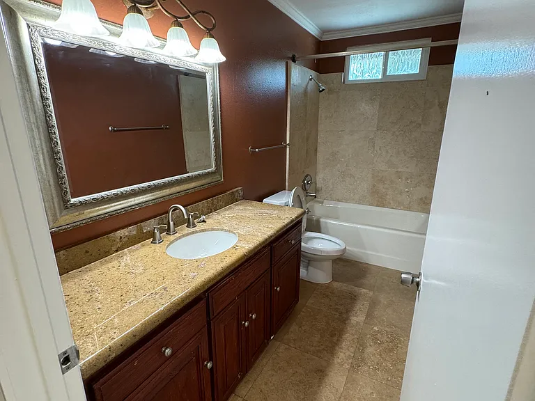 1725 Hillcrest Ln — Photo 8