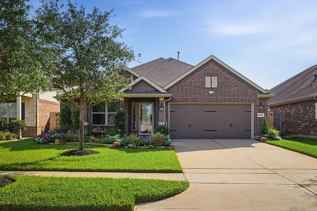 4 bed, 2.0 bath, 1981 sqft, $2,400 — Photo 2