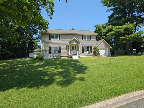 21 Sailer Street, Saint James, NY 11780