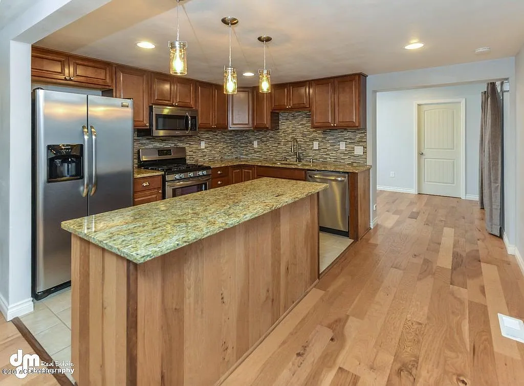 3 bed, 1280 sqft, $2,725 — Photo 3