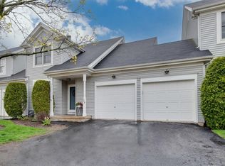 704 Derby Crse, St Charles, IL 60174