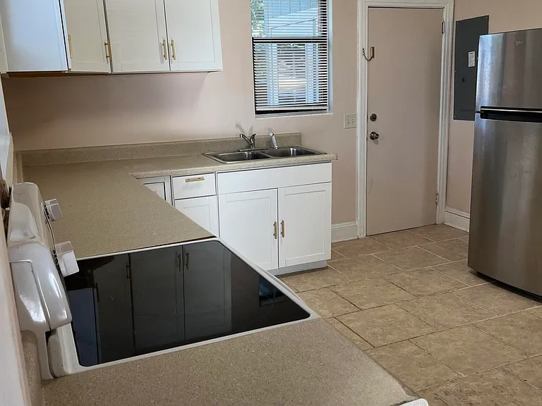 5105 Hollycrest Dr — Photo 3
