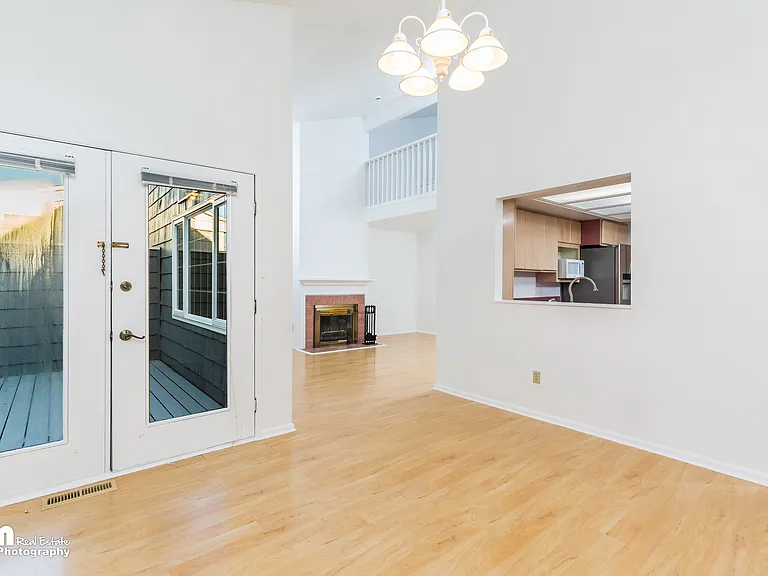 1821 Commodore Dr — Photo 3