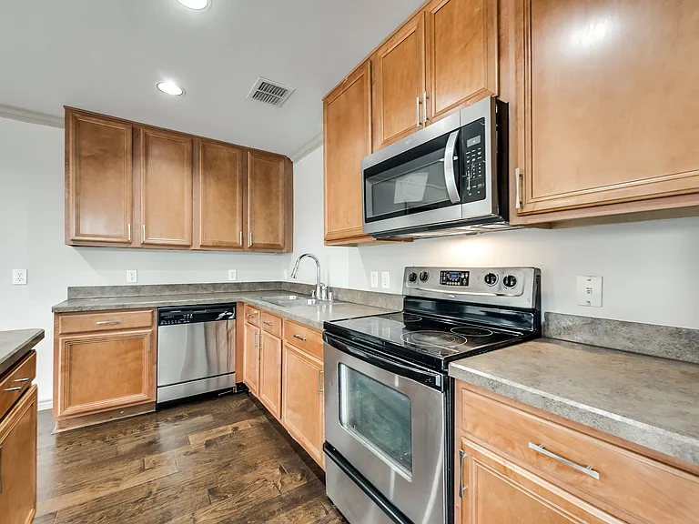 2424 Emerald Ln — Photo 10
