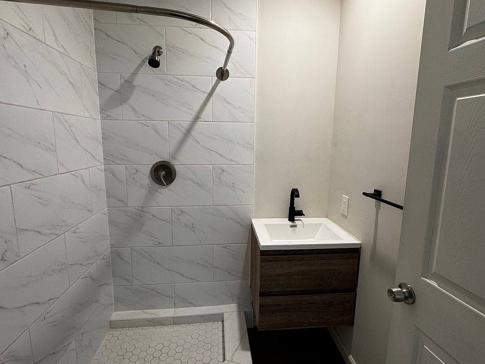 1st image of 16629 Victory Blvd #1/2