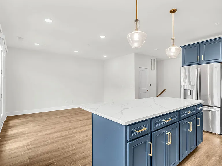 21807 Croxley Ter — Photo 15