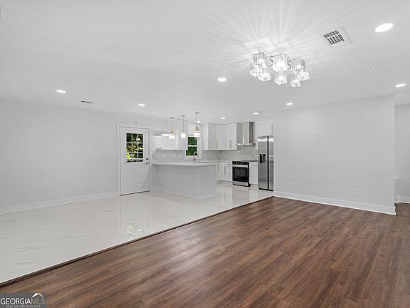 3rd image of 984 Morrow Rd