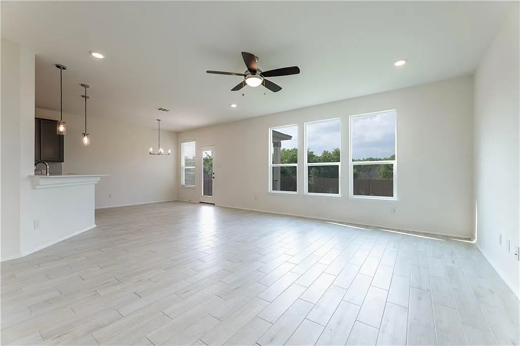 3 bed, 2.5 bath, 1820 sqft, $2,100 — Photo 3