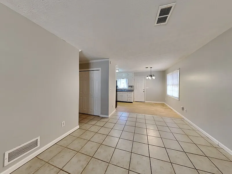 3 bed, 2.0 bath, 1110 sqft, $1,250 — Photo 3