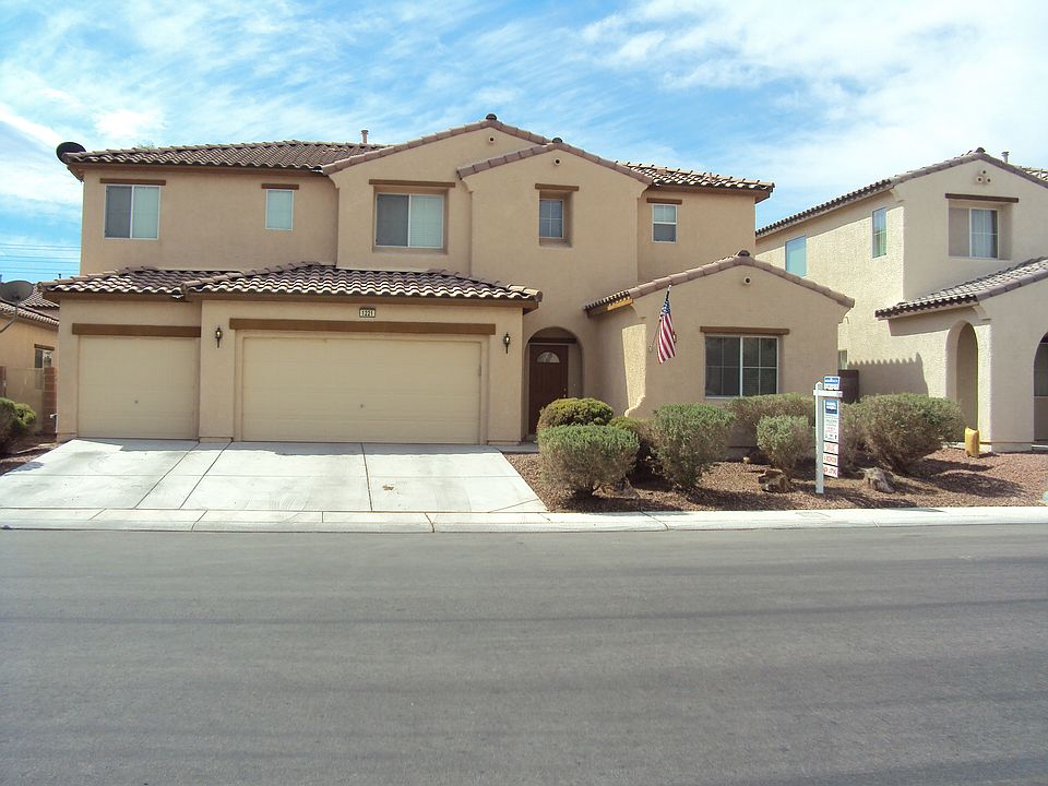 3 car garage & huge yard