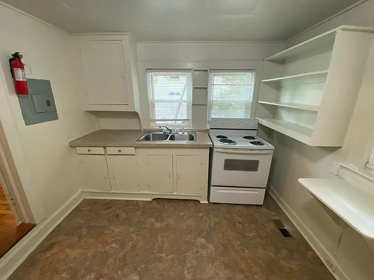 813 W Knox St #A — Photo 11