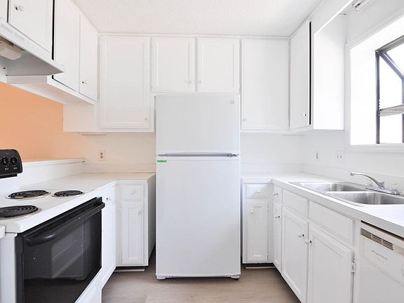 4th image of 110 Deerwood St #110