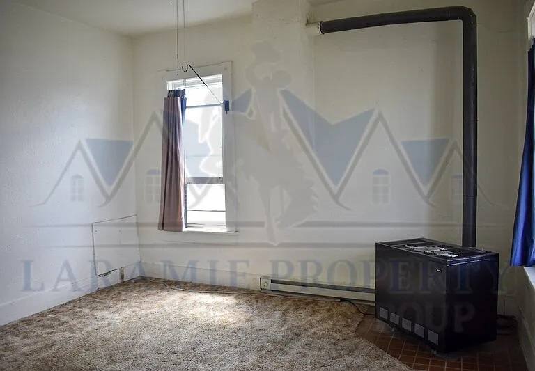 208 E Sheridan St — Photo 2