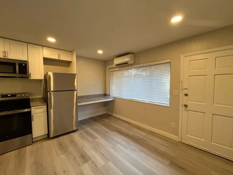 910 NE 2nd St — Photo 9