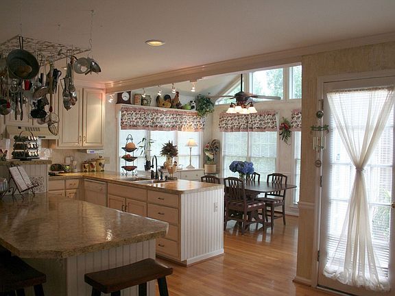 Formal Dining Rm & Sep breakfast area off kitchen