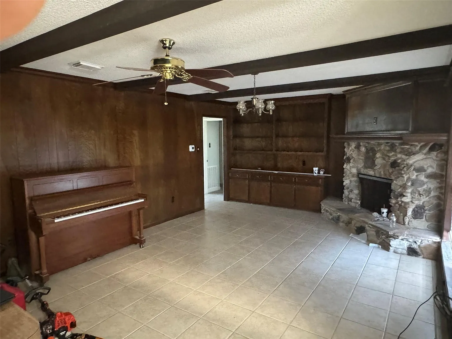 3 bed, 2.0 bath, 1900 sqft, $2,150 — Photo 3
