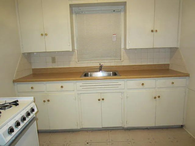 425 E. Grand & 933 S. Roanoke - Affordable, Convenient Off-Campus Housing!! — Photo 12