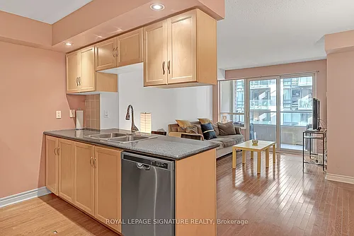 270 Wellington St W #710 Photo 1