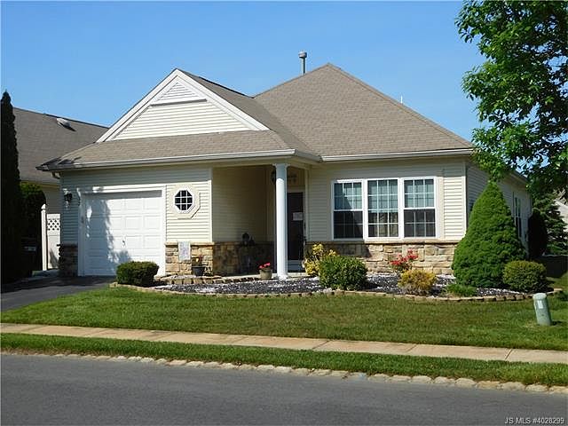 1st image of 33 Devereux Dr