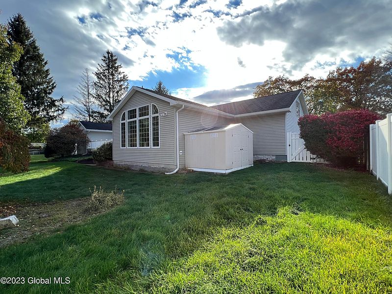 5th image of 18 Bellaire Drive