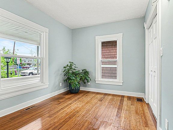 5th image of 924 California Ave