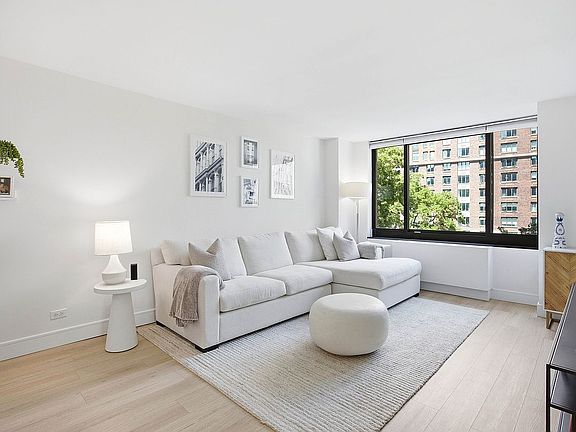 2nd image of 200 Rector Pl APT 4U