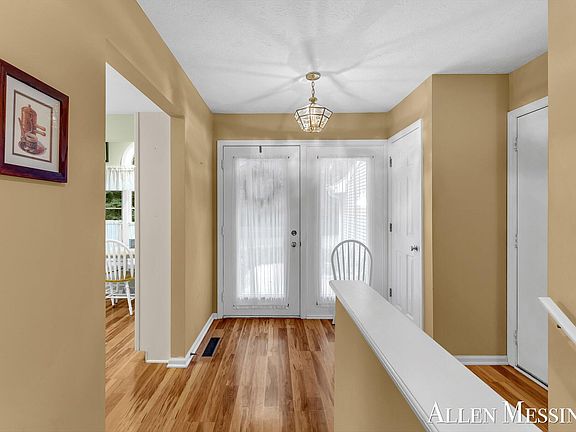 5th image of 4235 Valley Side Ct NE