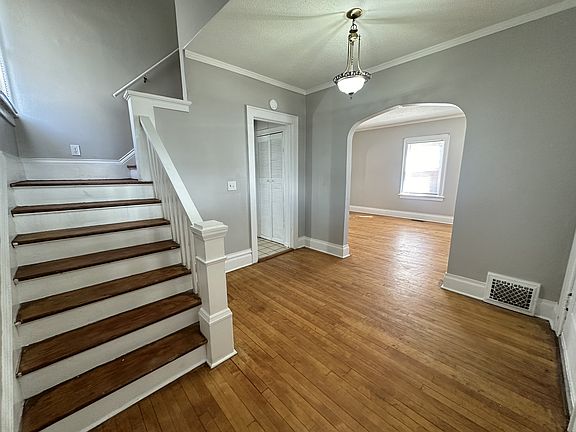 4th image of 1852 Hutchins Ave