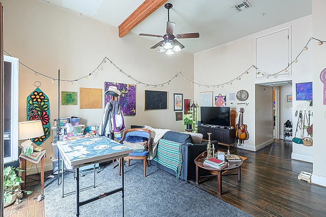 Building Photo - 202 E San Antonio St #125