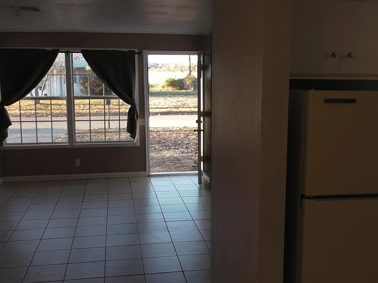 406 Larchmont Dr — Photo 11