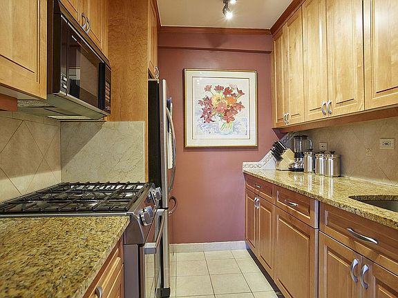 4th image of 200 E 78th St APT 17A