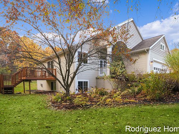 3rd image of 12322 Holmden Dr NE
