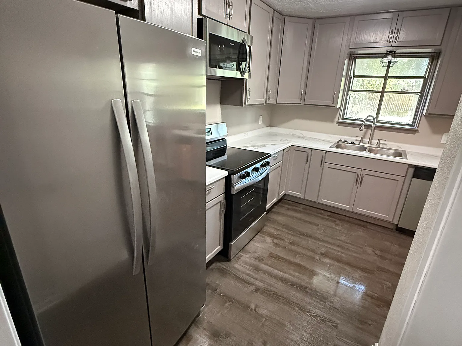 3 bed, 1900 sqft, $1,900 — Photo 4