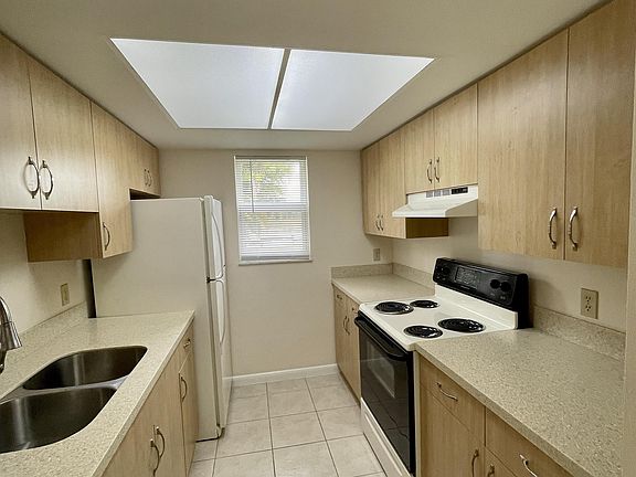 2nd image of 603 SW 35th St APT 6