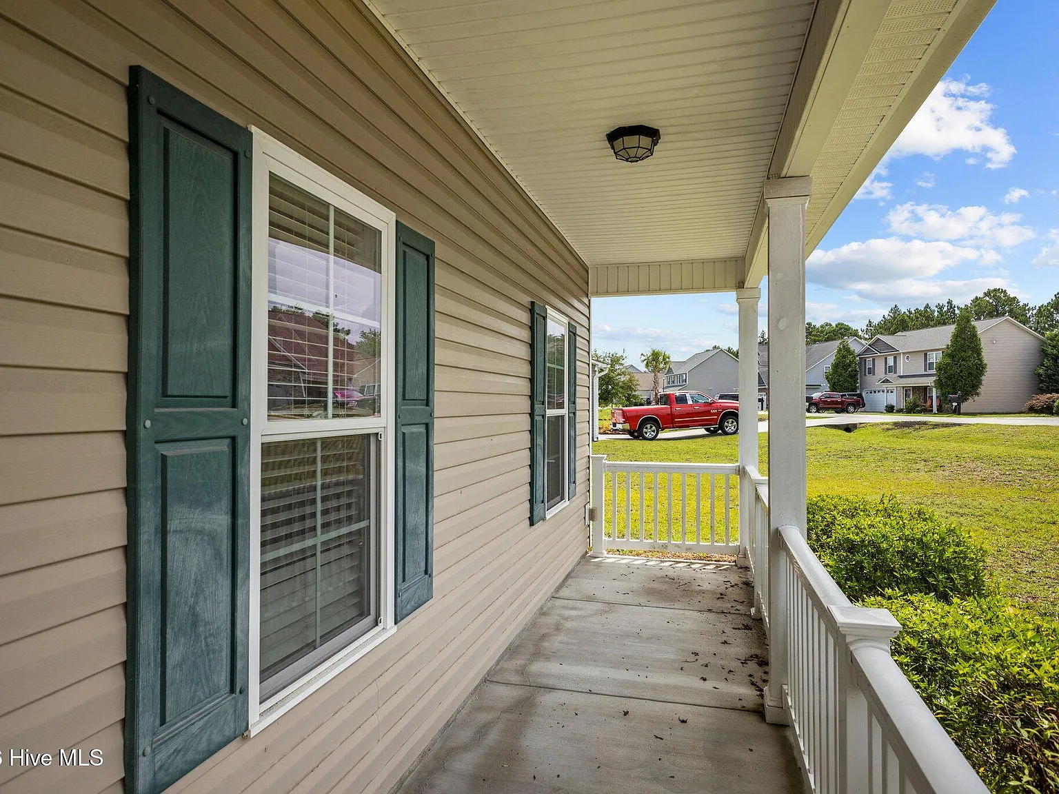 4 bed, 2.0 bath, 2142 sqft, $2,300 — Photo 2
