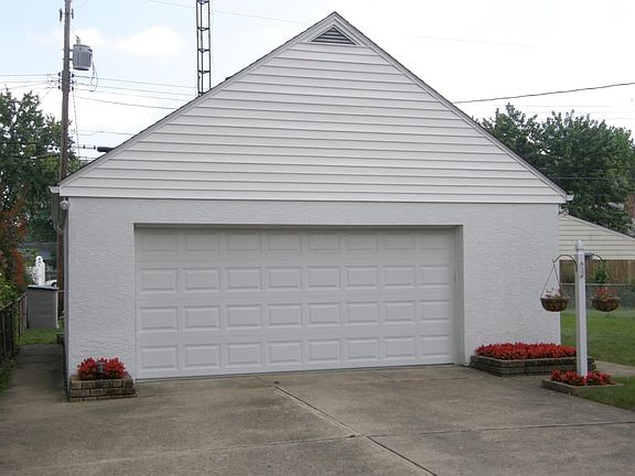 2nd image of 416 Maple Dr