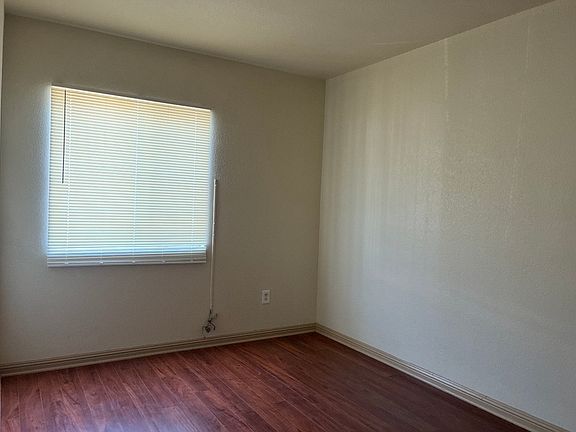 3rd image of 4264 S Menlo Ave